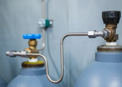 Cilindros de gas con válvulas y sistema de conexión en estación de carga de buceo Macaronesian Divers