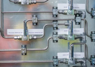 Sistema de tuberías y válvulas para mezcla de gases Nitrox y Trimix en estación de carga de buceo Macaronesian Divers
